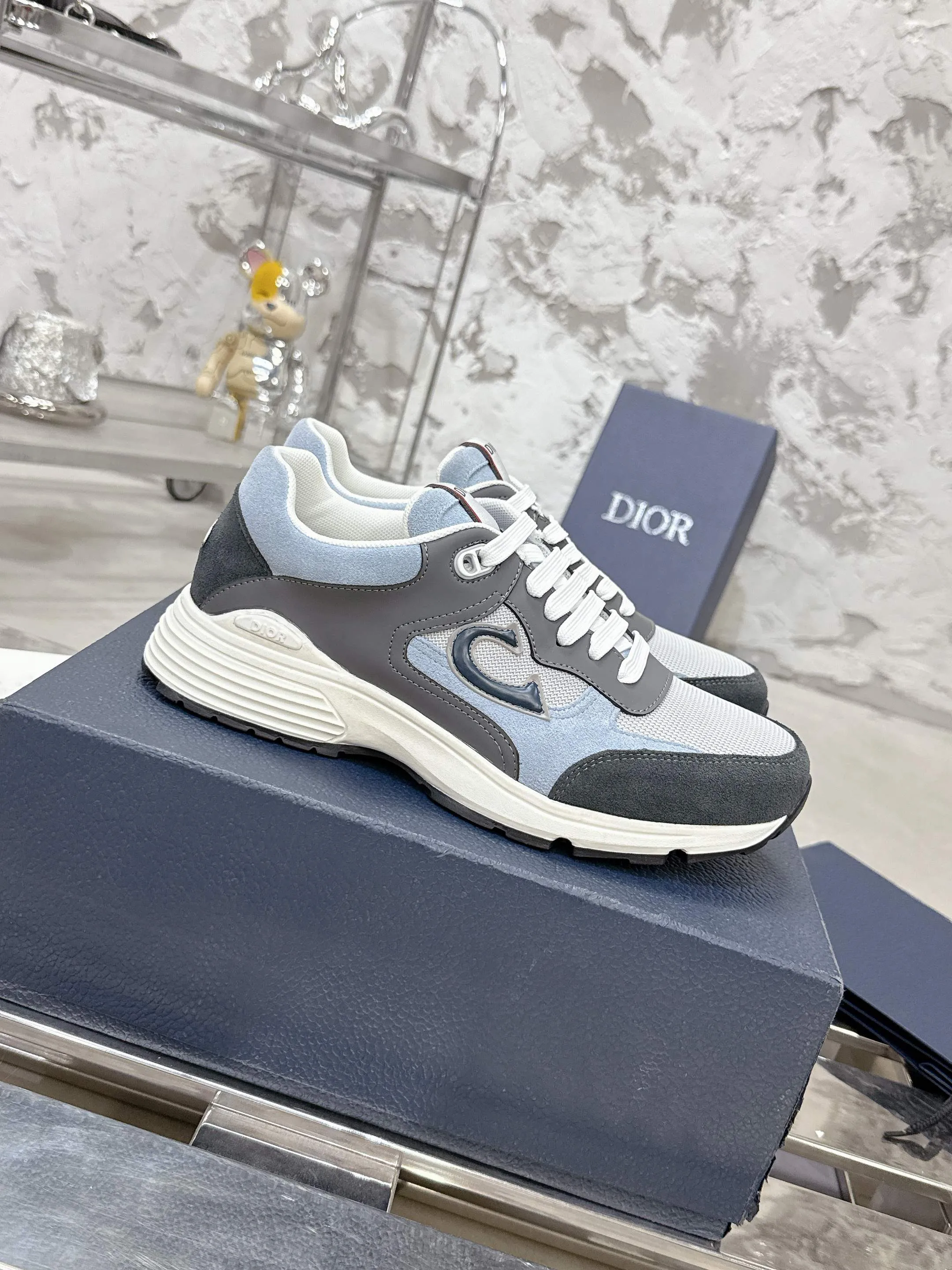 👟👟Ex-factory price 540👟👟 Dior Dior’s latest color matching B30 series dad sneakers. Original version 18,000💰 purchased for development and production. Brand new B30 sneakers. Dad Shoes style shoes that follow the trend of the retro market. The Dior logo on the tongue also indicates that this pair of shoes is the B30 model! B30 uses fine-textured leather and mesh cloth materials to form a shoe body. There are conspicuous letters CD on both sides of the shoe body to indicate identity. Many lines on the shoe body outline details to make the shoes look less monotonous and full of retro flavor. The delivery counter is exquisitely packaged🛍📦 ▪️Fabric: Original customized technical fabric + mesh ▪️Inner lining: Customized breathable lining ▪️Outsole: Original molded IP foam + TPU outsole ▪️Sole thickness: 3.5CM ▪️Size: Men’s size 39-45